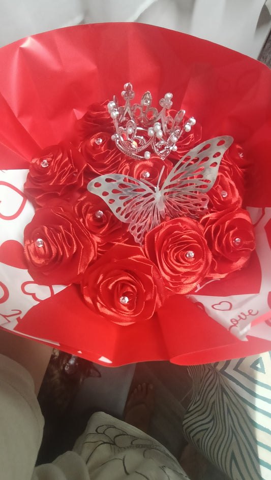 RAMO 12 ROSAS CON CORONA Y MARIPOSA