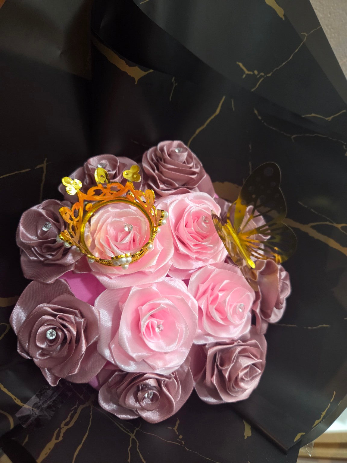 Ramo Sweet Queen – Rosas Rosa Empolvado con Detalles Dorados